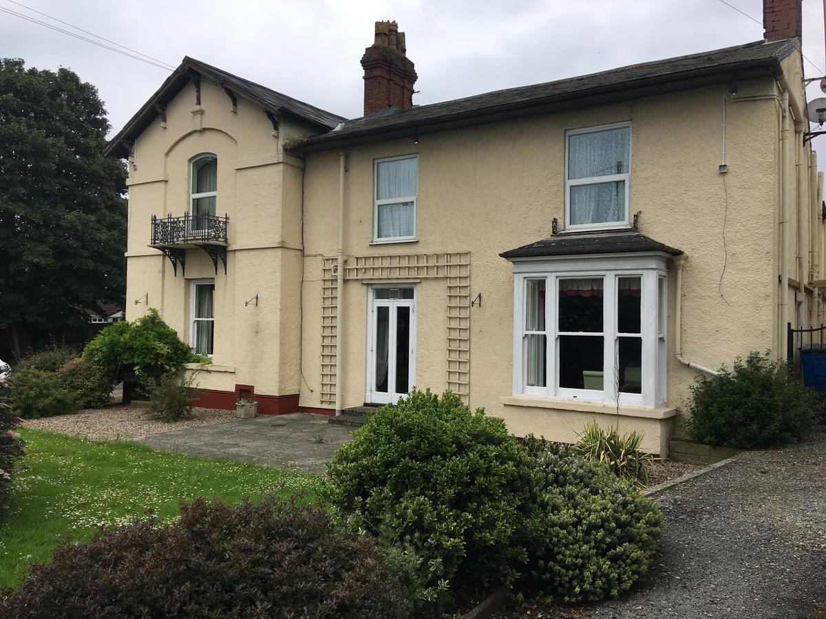 Winston Manor Guesthouse Rooms Churchill  Exterior photo