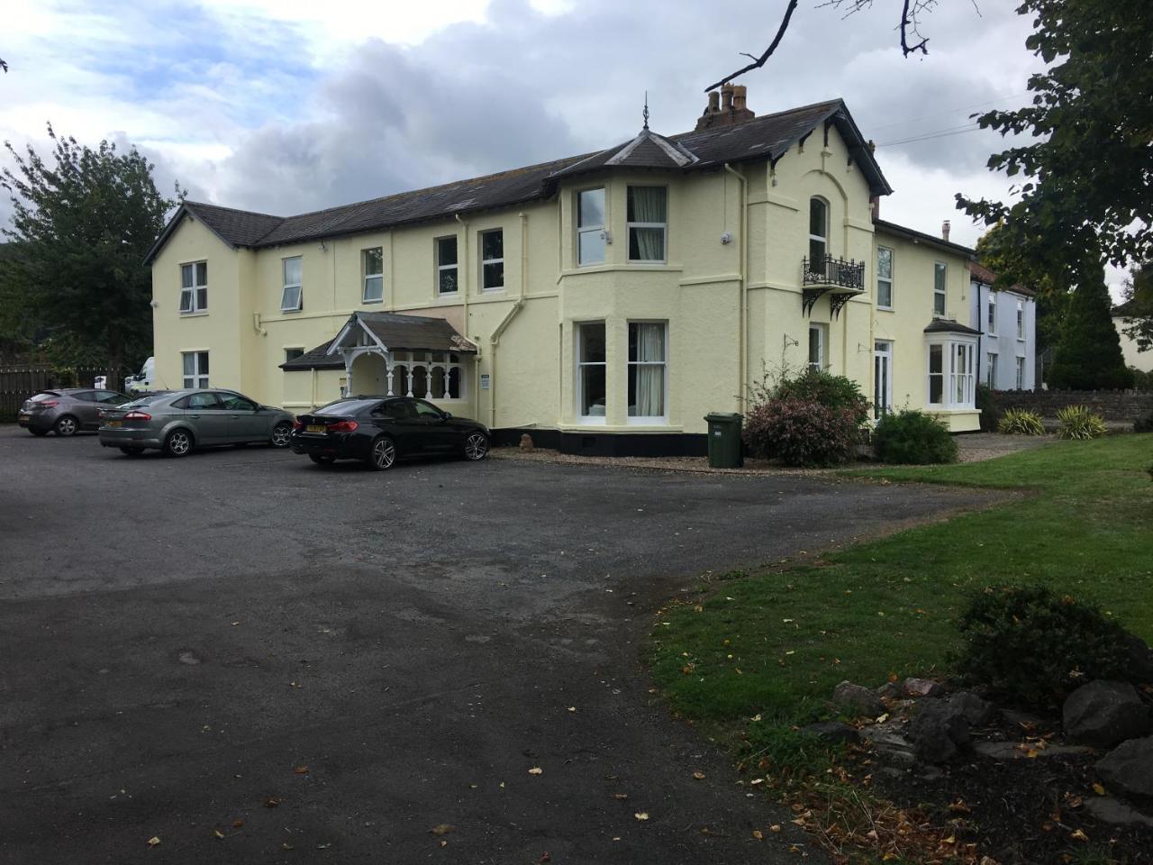Winston Manor Guesthouse Rooms Churchill  Exterior photo